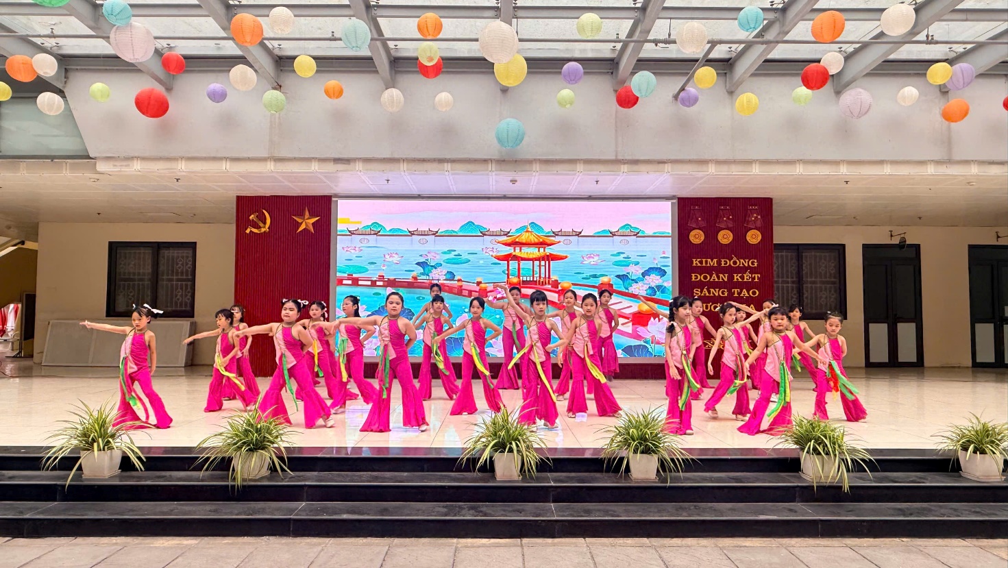 C:\Users\User-1\Desktop\95 năm\z7719251606666_64ce67125f84eaed9dc10e3e53113439.jpg