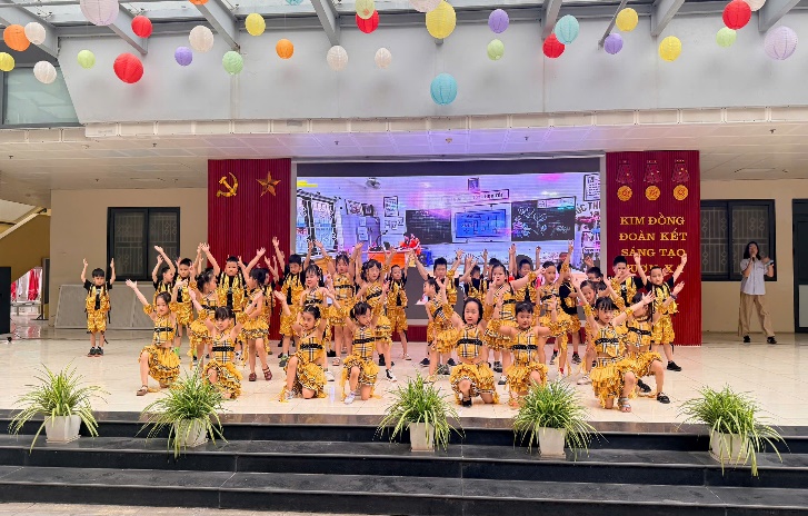 C:\Users\User-1\Desktop\95 năm\z7719307936047_248215c46b0d17eb83217dc9dc8ed54b.jpg