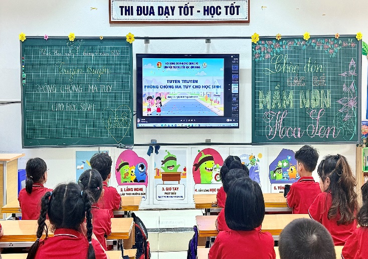 C:\Users\User-1\Desktop\95 năm\z7696744298341_a229aac3ece2e53cb29a6fcae55f1688.jpg