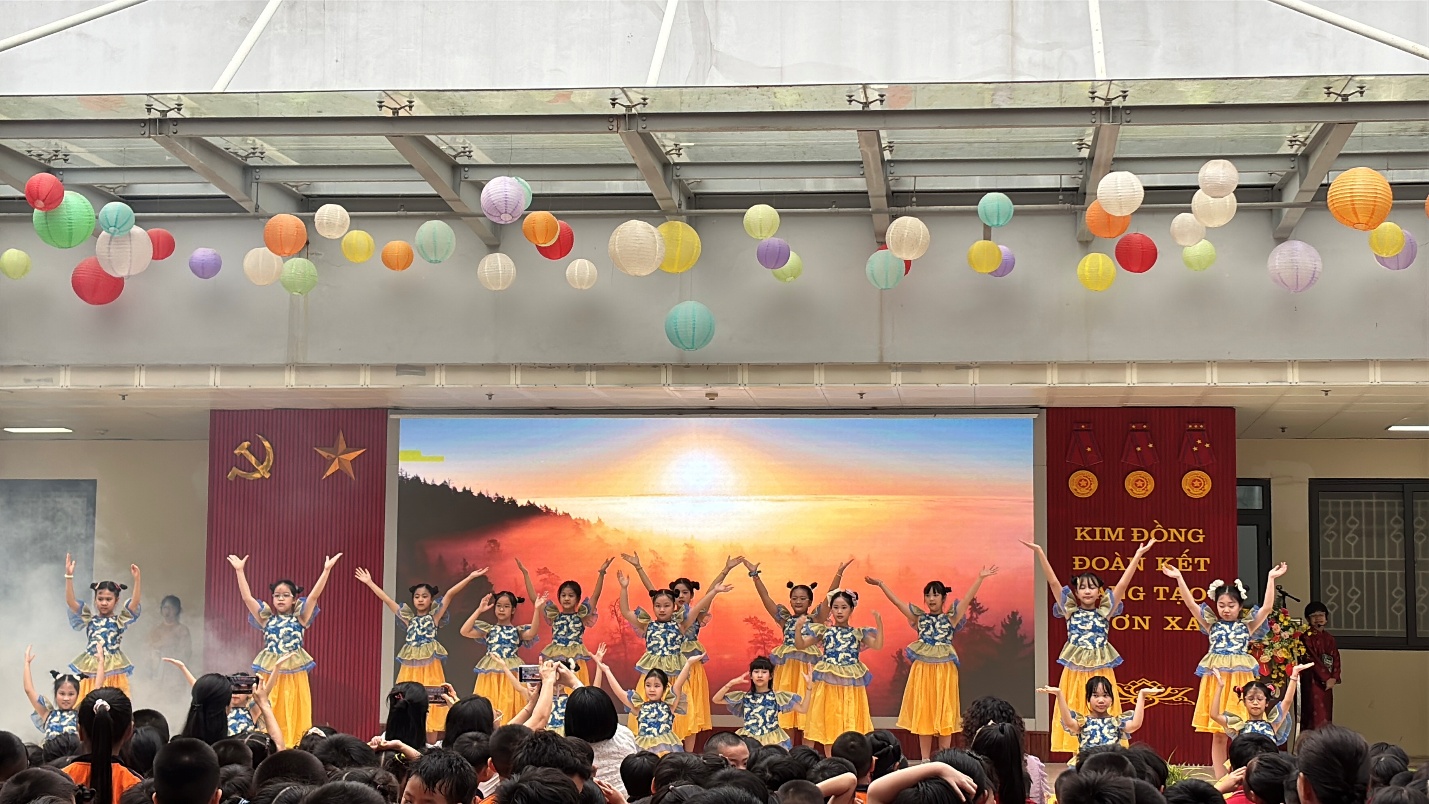 A group of people performing on a stage

Description automatically generated