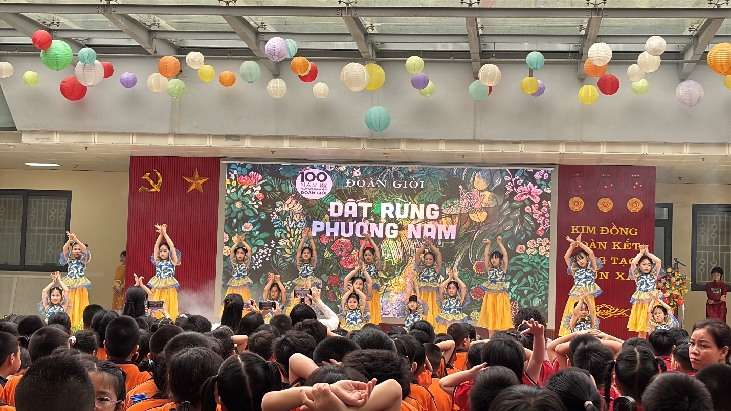 A group of people on a stage

Description automatically generated