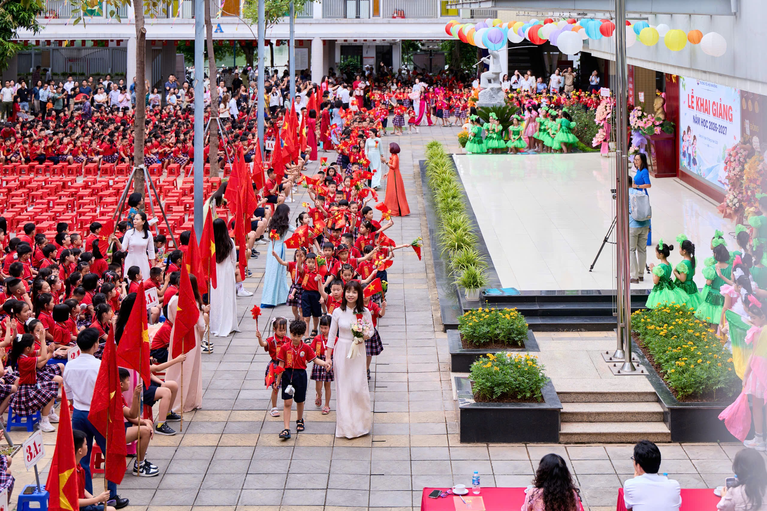 A group of people in red shirts

Description automatically generated