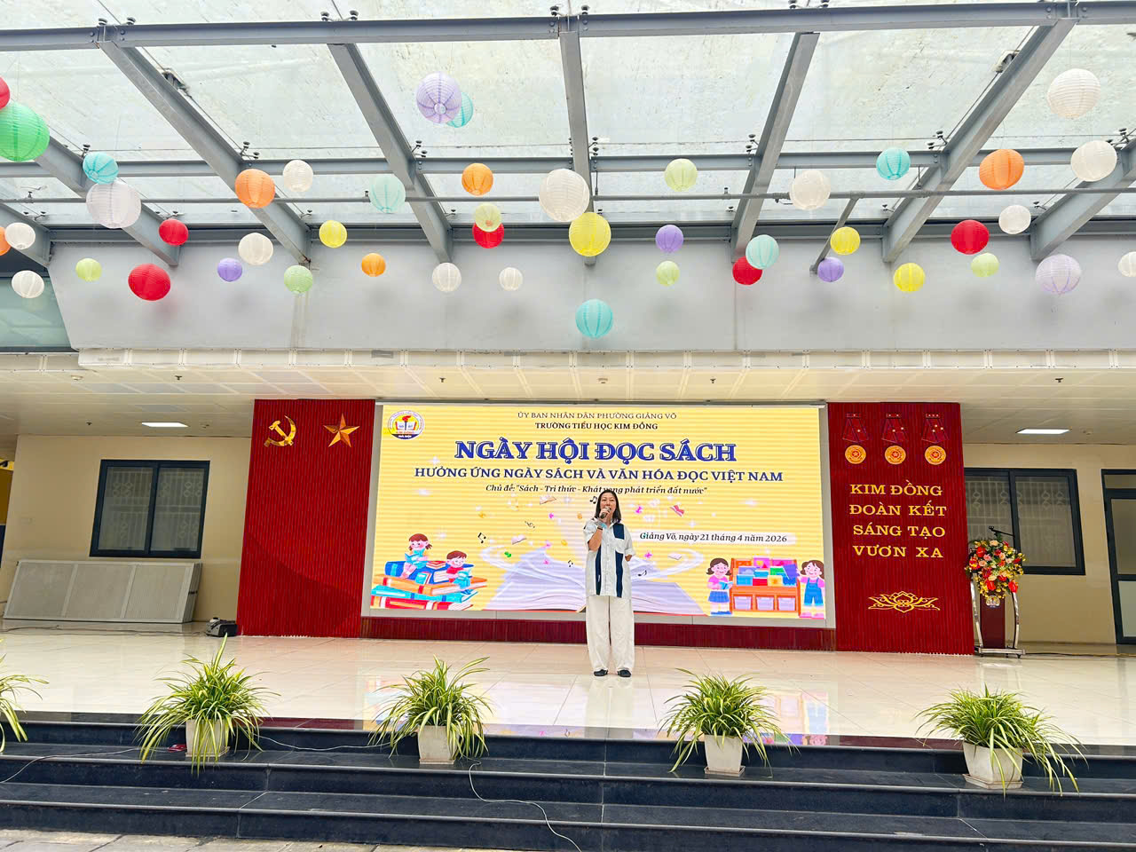 A person standing on a stage

Description automatically generated