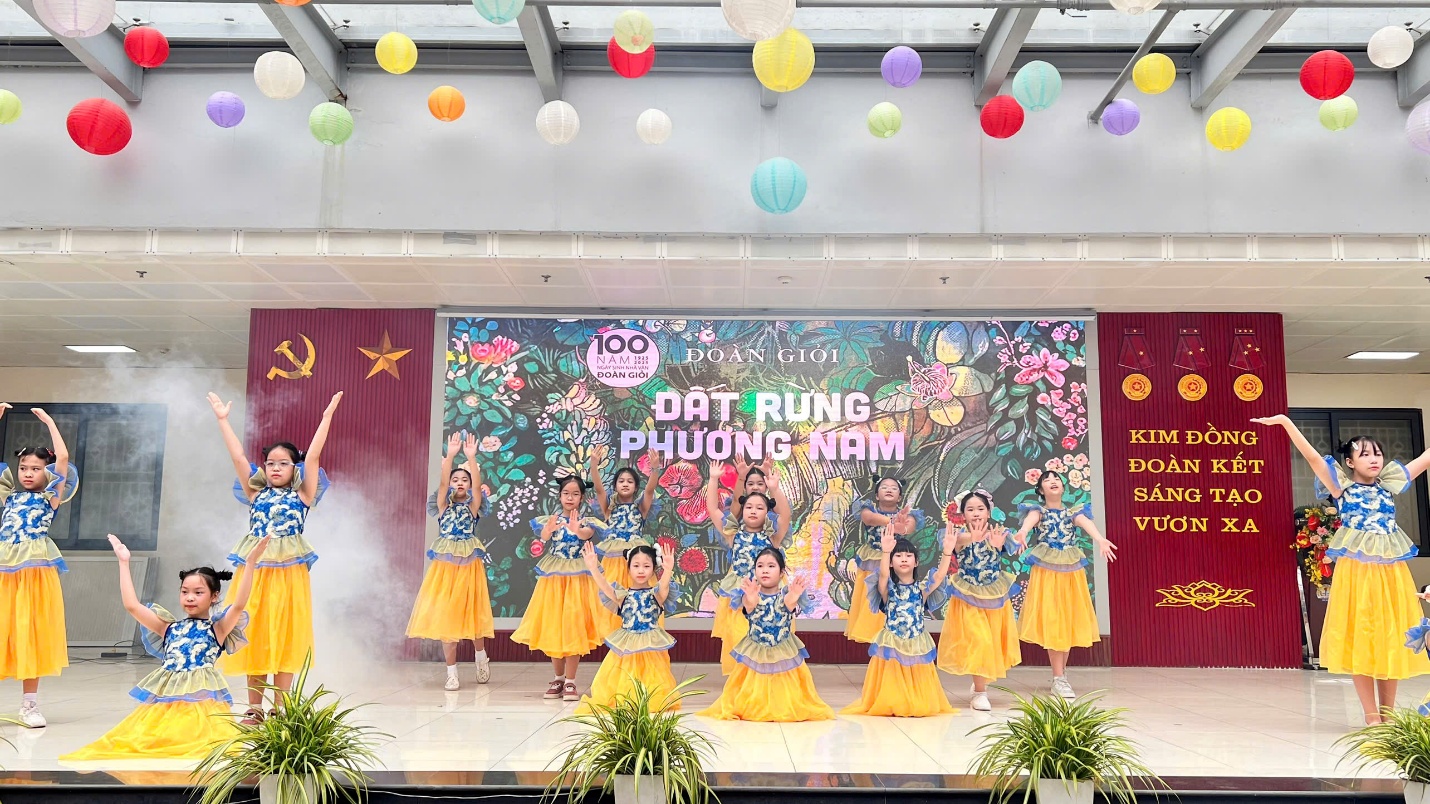 A group of girls performing on a stage

Description automatically generated