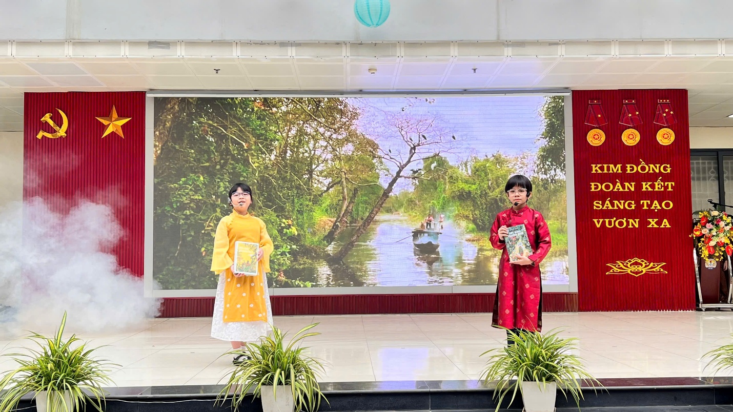 Two children on a stage

Description automatically generated