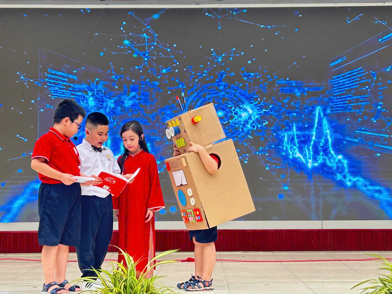 A group of kids standing in front of a screen

Description automatically generated