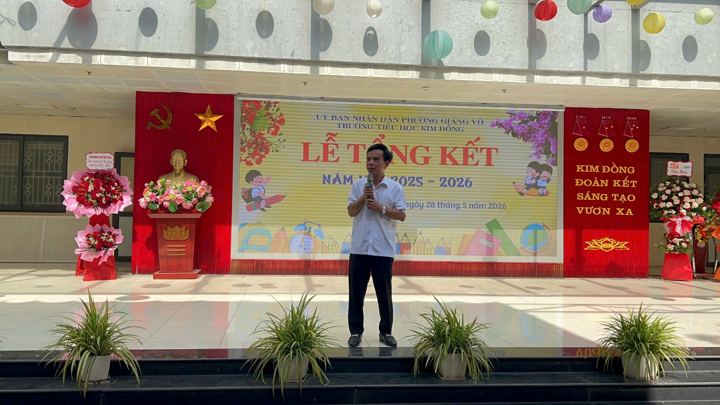 A person standing on a stage
Description automatically generated